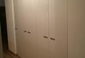 Schreinerei Ilin - Einbauschrank mit Griffmuschel in weiß hochglanz