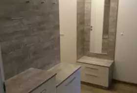 Schreinerei Ilin - Garderobe in Grau und weiß hochglanz (1)